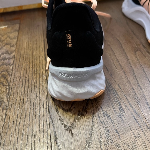 New Balance Fresh Foam Roav Sneakers- size 7 - Picture 3 of 4